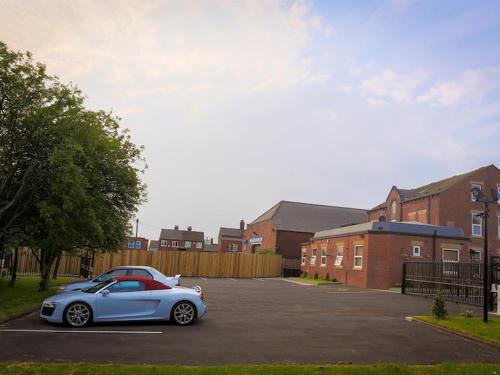 Modern city centre flat with free parking Image 1