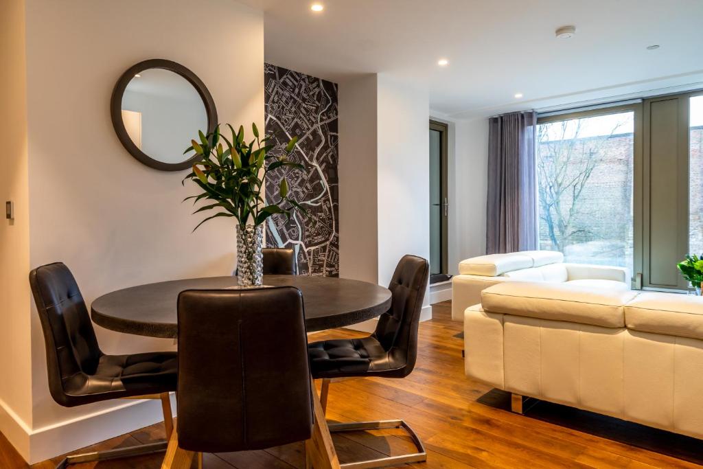 The Ebor Suite @ Ryedale House Image 2