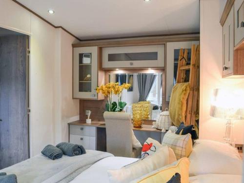 Luxury boutique style lodge with hot tub Image 2