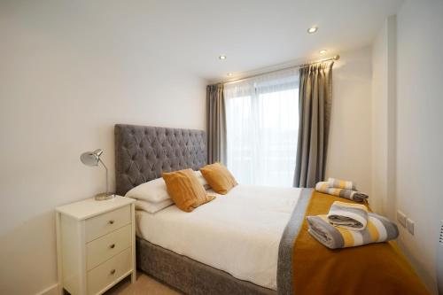 Modern 2 Bed Apartment with Juliet Balcony - DHB STAYS Image 1