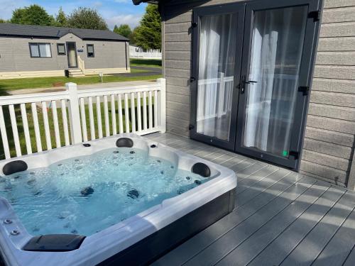 Peace Lodge with Hot Tub Image 1