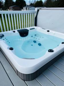 Roseberry Lodge with Hot Tub Image 3