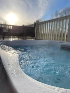 Bakers Lodge with Hot Tub Image 1