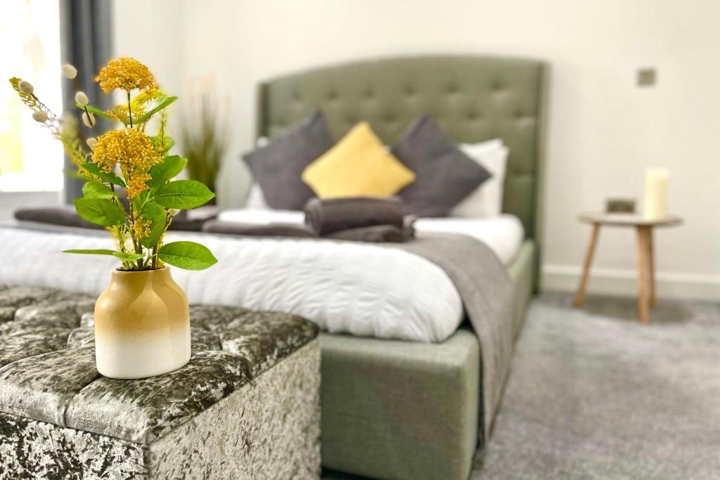 GuestReady - Sleek Stylish Leeds City Apartment Sleep 4 Image 1