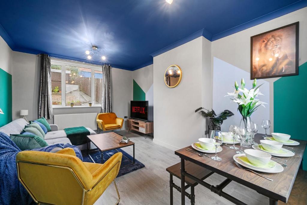Stylish Sheffield Abode - Parking Image 3