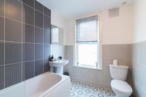 The Hyde Away. Chic Urban 2 Bedroom House Image 1