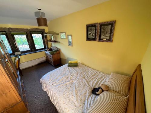Stunning 2-Bed Cottage in Hebden Bridge Image 1