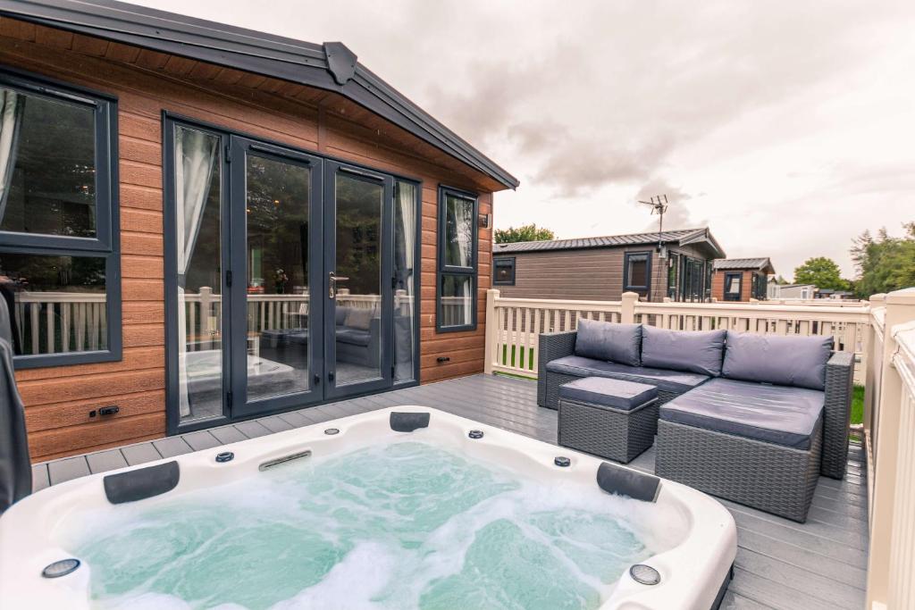 The Serenity Lodge with Hot Tub Image 3