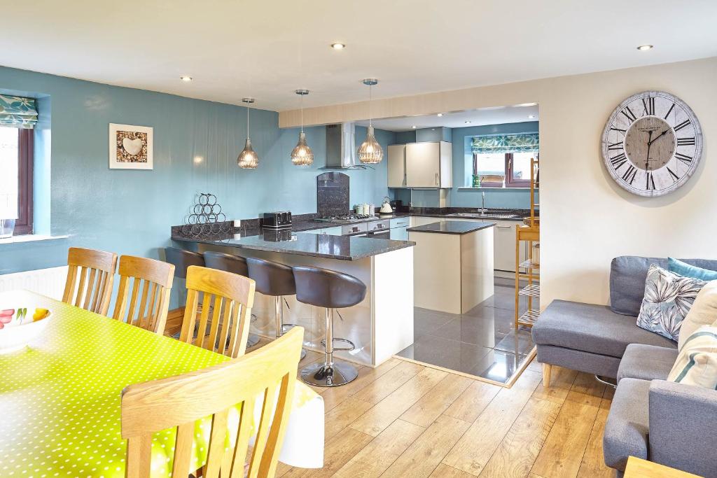 Host & Stay - Larpool Mews Holiday Home Image 2