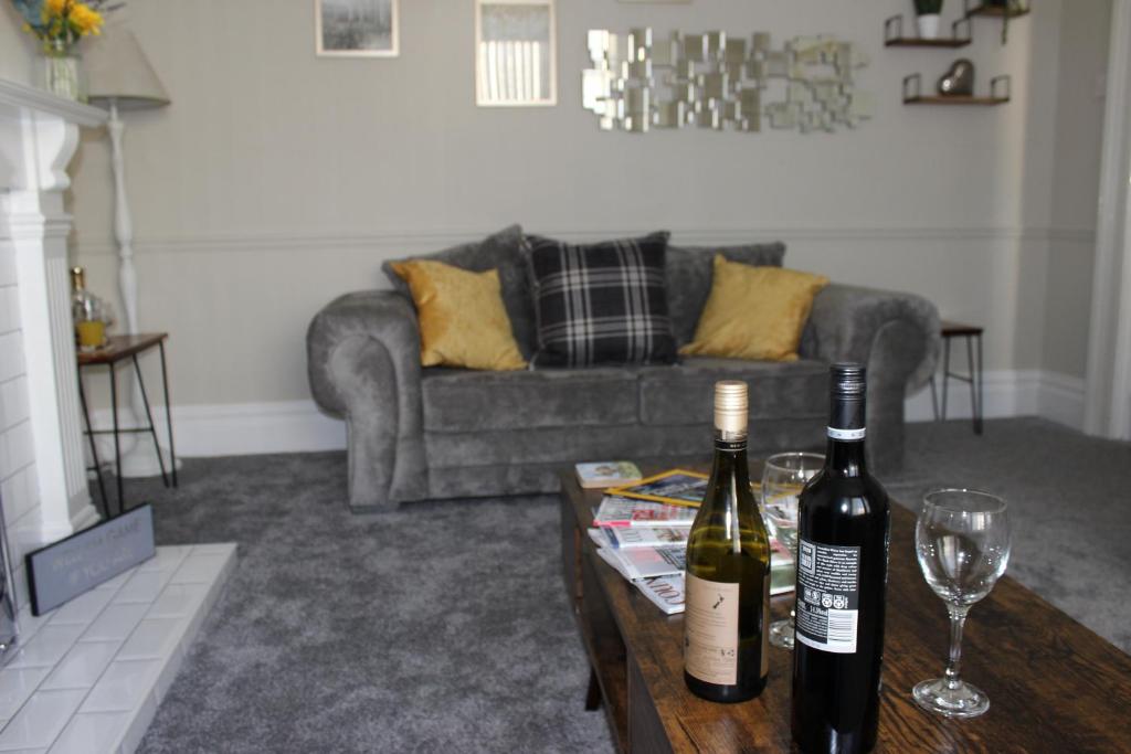 The Hampton Beautiful House with Conservatory & Garden Image 3