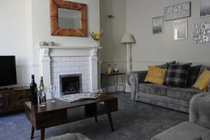 The Hampton Beautiful House with Conservatory & Garden Image 2