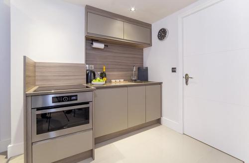 55 Cocoa Suites York, Parking onsite Image 2