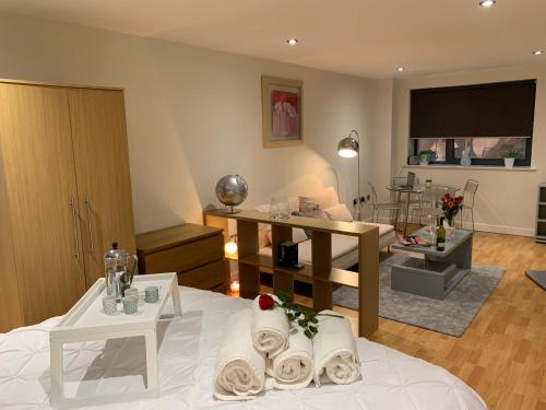 Modern, City Centre, Studio Apartment with FREE WIFI, GYM ACCESS, NETFLIX - West One Image 3
