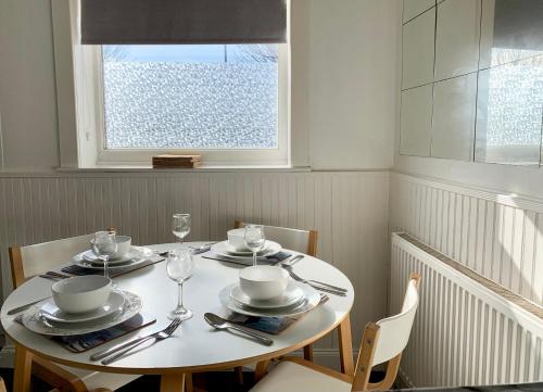 Cheerful 2 bedroom residential home - Free parking Image 3