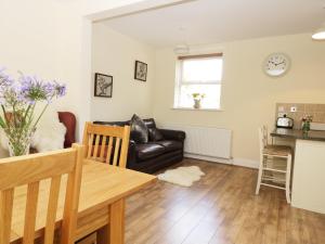 2 Moor Farm Cottages, Hull Image 1