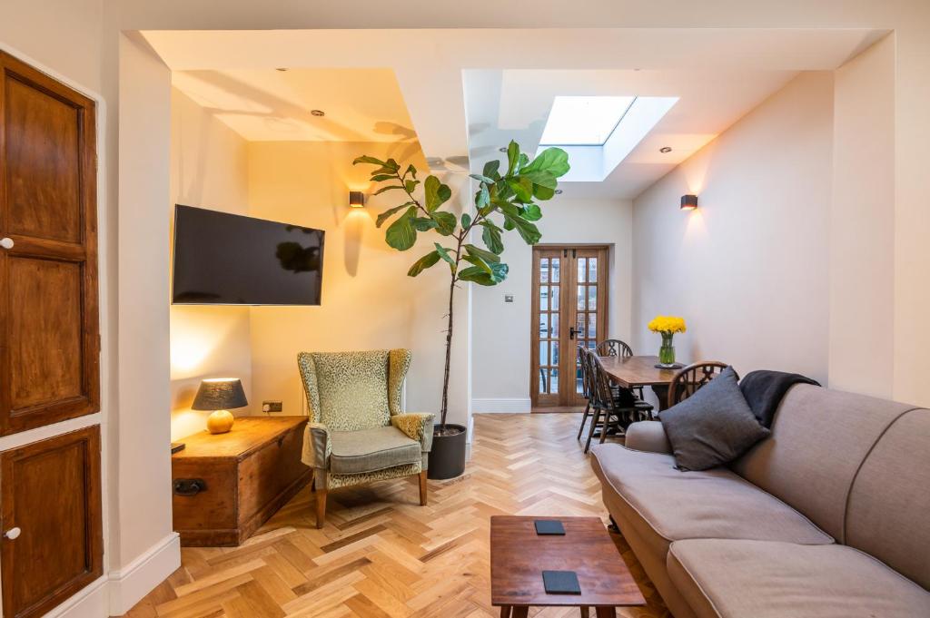 Pass the Keys Modern Spacious & Unique for 2 with Free Parking Image 1