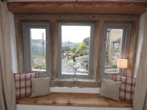Bramble Cottage, Holmfirth Image 2