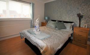 Semi Detached House - Large Enclosed Garden Image 1