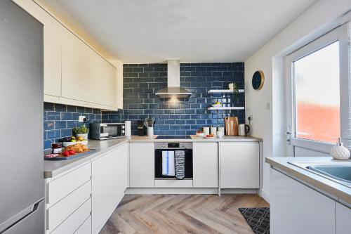 Charming 2 bed home, quiet village + free parking Image 2