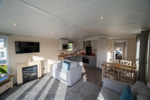 Tarn Lodge with Hot Tub Image 3