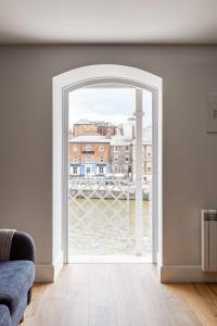 Luxury Apartment Woodsmill View - on the river - with balcony - Recently refurbished Image 2