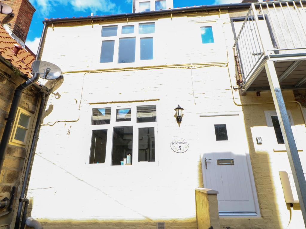 5 Ivy Yard Image 3