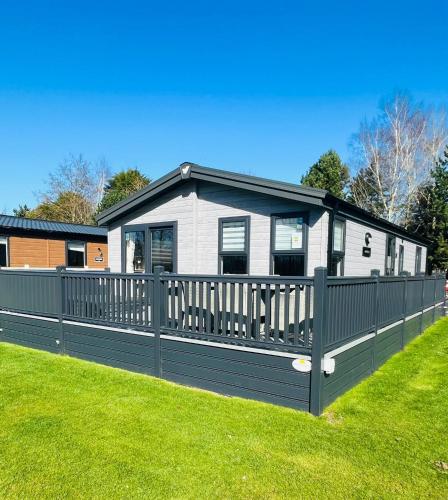Black Moorhen Lodge with Hot Tub Image 1
