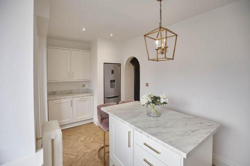 Host & Stay - Serene House Image 1