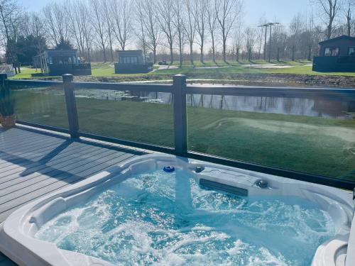Four Seasons Lodge with Hot Tub Image 1
