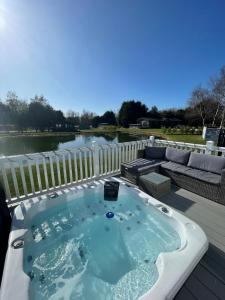 Lakeside Retreat Lodge With Hot Tub Image 2