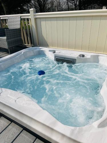 Stone Beck Lodge with Hot Tub Image 1