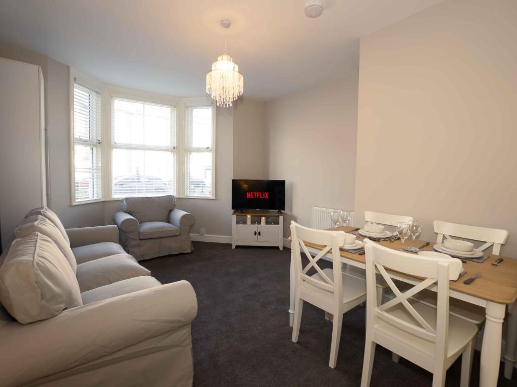 Pass the Keys Newly Renovated 2 Bedroom Apartment and Free Parking Image 4