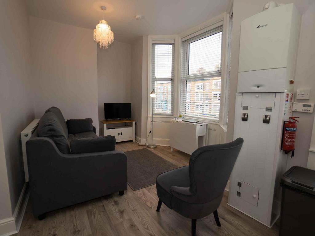 Pass the Keys Newly Renovated 2 Bedroom Apartment and Free Parking Image 1