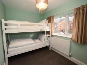Pass the Keys Newly Renovated 2 Bedroom Apartment and Free Parking Image 3
