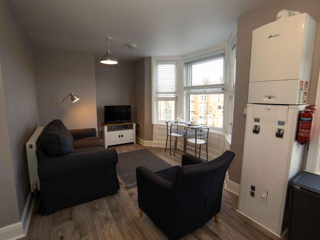 Pass the Keys Newly Renovated 2 Bedroom Apartment and Free Parking Image 7