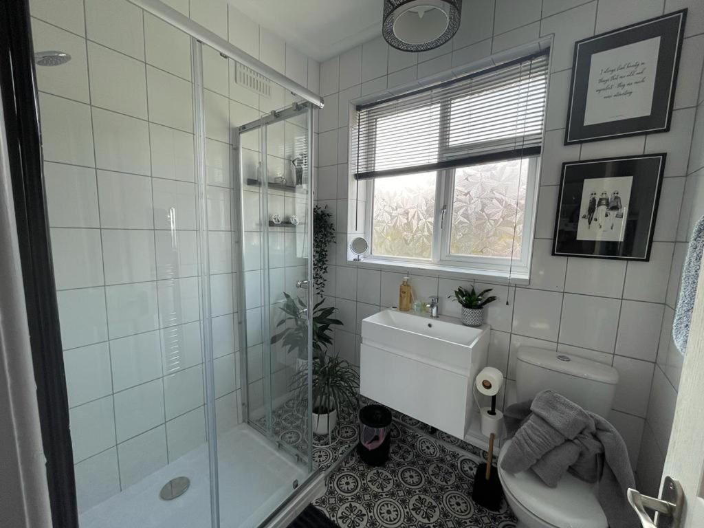 Lovley 2 Bedroom house with free parking Image 3