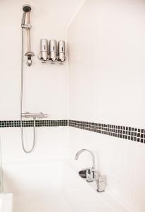 Contractor house, sleeps 5, close to restaurant's and bars, Long stays available, Oveyo Accommodation Image 1