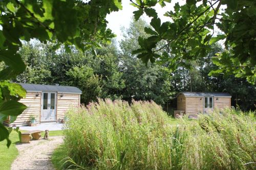 Luxury Shepherds Hut - The Sweet Pea by the lake Image 4