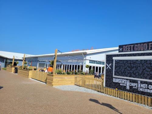 LUXURY CARAVAN 10 mins TO BEACH Image 3
