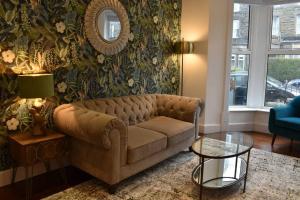 The Cheltenham, stylish 1-bed Victorian apartment Image 3