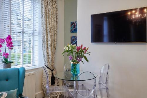 The Granville - Delightful 2-bed Victorian Apartment Image 2