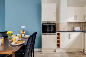 Luxury 2 Bed Garden Apartment With Parking Image 2