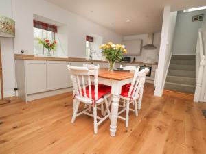 1 Hull House Cottage Image 2