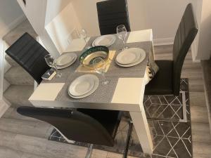 Cheerful -2 Bedroom Holiday Home Image 2