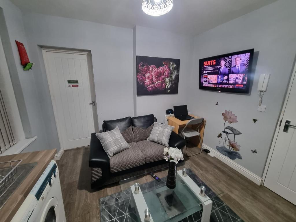 * Well equipped apartment for a relaxing cosy and luxurious fun stay + Free Parking + Free Fast WiFi * Image 1
