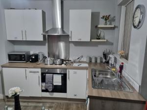 * Well equipped apartment for a relaxing cosy and luxurious fun stay + Free Parking + Free Fast WiFi * Image 2