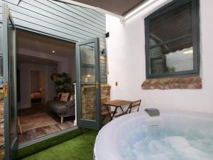 The Holgate Snug Image 6