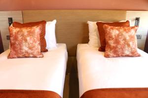 Hex Hotel at Yorkshire Wildlife Park Image 3