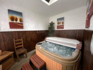 Chocbox Cottage - 2 bedroom chocbox cottage with hottub and log fire Image 1