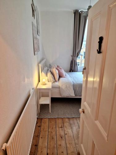 The Pink Bath Pad - 3 bedroom seaside apartment Pets allowed New Image 1